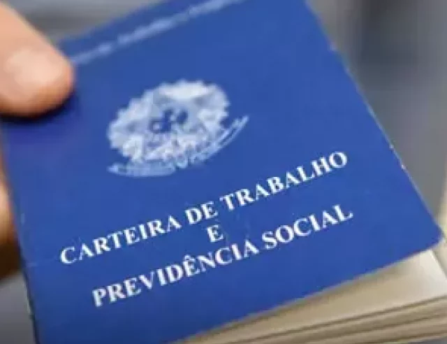 Auxiliar Administrativo com salário de R$ 1.950,00 segunda a sexta-feira